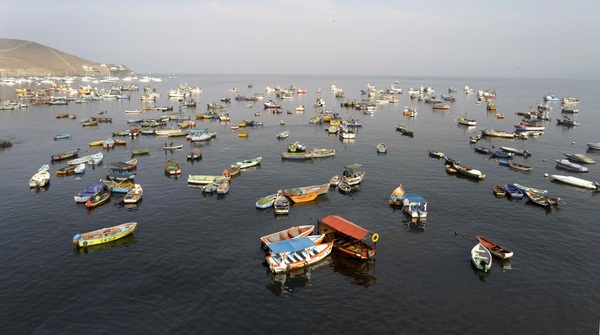 La desesperación de los que viven del mar, la otra cara del derrame en Perú - MarketData