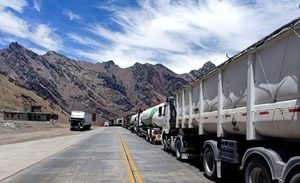 Diario HOY | Largas filas en paso fronterizo Argentina - Chile: piden a camioneros tomar recaudos