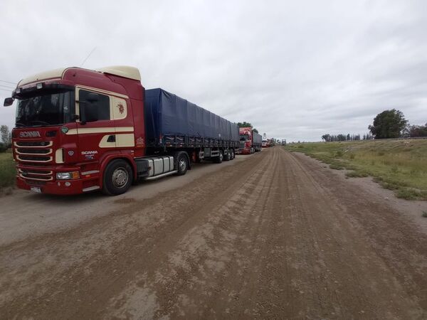 Camioneros paraguayos, varados en Mendoza por restricciones sanitarias de Chile - Nacionales - ABC Color