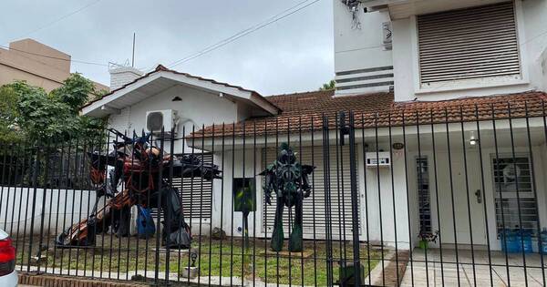 La Nación / Una casa custodiada por Transformers en Buenos Aires