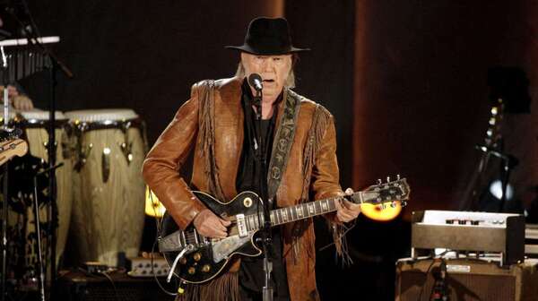 Spotify retiró la música de Neil Young después de su ultimátum sobre un polémico podcast