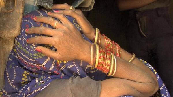 India: Una mujer fue violada en grupo y humillada en público por haber rechazado a un joven, quien al no ser correspondido se suicidó