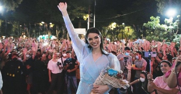 La virreina universal Nadia Ferreira se sumó a la Orquesta H2O en Dubái