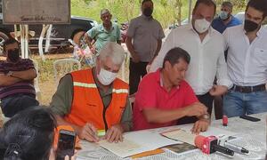 Firma de convenio entre el MOPC y la Comisión Vecinal Potrero Cué – Prensa 5