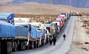Diario HOY | Bolivia hace pruebas PCR a camioneros parados en la frontera tras acuerdo con Chile