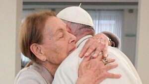 Francisco se reúne con una superviviente del Holocausto