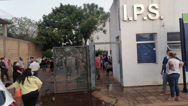 Familiares bloquean entrada del estacionamiento en IPS Ingavi - Nacionales - ABC Color