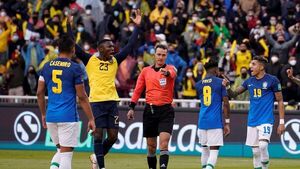 Ecuador rescata empate en partido protagonizado por el árbitro y el VAR