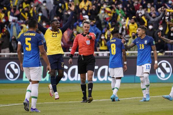Crónica / Polémico arbitraje y empate entre Brasil y Ecuador