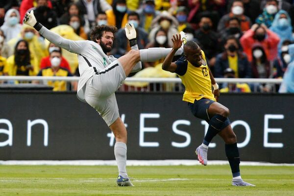 El VAR le salva a Brasil en Ecuador - Fútbol - ABC Color