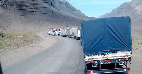 La Nación / Los camioneros varados retomarán sus viajes hoy