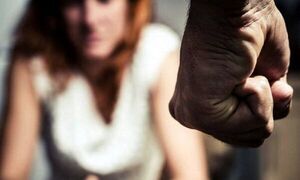 Imputan a un hombre que golpeó brutalmente a su pareja y atacó con un cuchillo a su hijastro