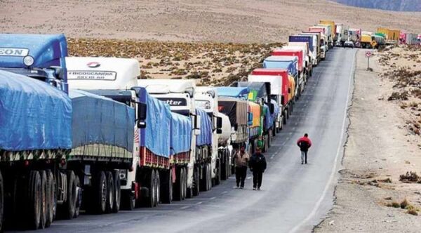 Bolivia hace pruebas PCR a camioneros parados en la frontera tras acuerdo con Chile