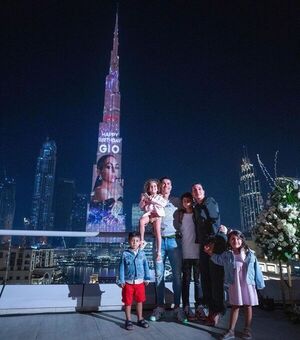 Cristiano Ronaldo iluminó el Burj Khalifa con el rostro de Georgina Rodríguez para felicitarla por su cumpleaños - Gente - ABC Color