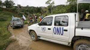 Comando agrede a caravana de la ONU y quema dos vehículos en Colombia