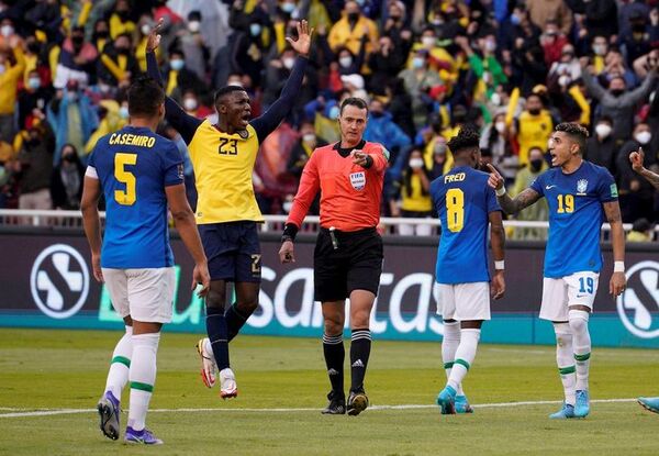 Ecuador rescata empate en partido protagonizado por el árbitro y el VAR