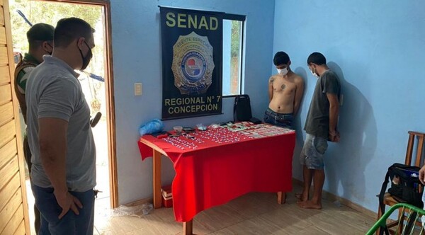 Detienen a dos jóvenes con más de 100 dosis de cocaína