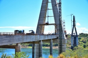 Dovelas del Puente de la Integración están a menos de 280 metros de unirse