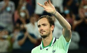 Medvedev derrota a Tsitsipas y se cita con Nadal en la final del Australia Open