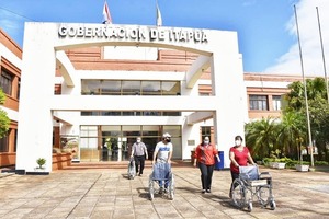 ENTREGA DE SILLAS DE RUEDAS, MULETAS Y OTROS INSUMOS GESTIONADOS POR LA GOBERNACIÓN DE ITAPÚA - Itapúa Noticias