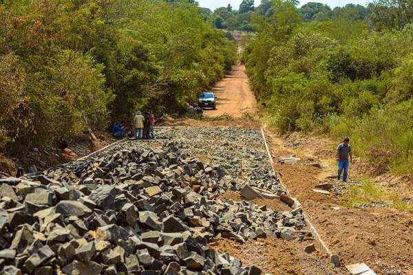 Pobladores de un barrio de Yguazú contarán con caminos de todo tiempo - La Clave