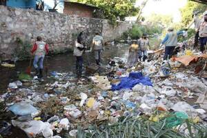 Crónica / ¡De no creer! Sacaron 63 toneladas de basura de un arroyo