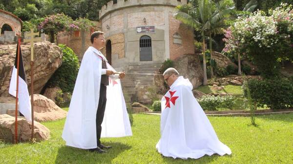 Crónica / Caballeros Templarios: hoy la cruzada es armar bibliotecas y ser paínos