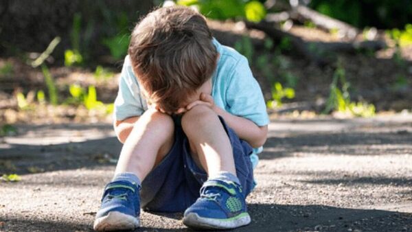 Abandonó a su hijo con la niñera y no le pagó