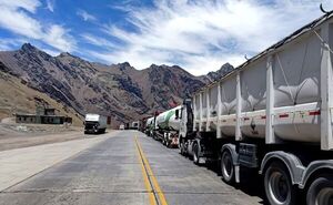Asisten a camioneros paraguayos varados en la frontera chileno-argentina