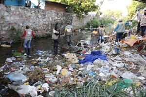 Sacan 18 toneladas de basura del arroyo Morotí de Asunción - Nacionales - ABC Color
