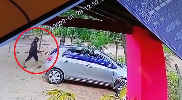 Delincuente roba un vehículo en Coronel Oviedo - Noticiero Paraguay