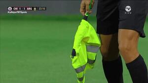 Chile vs. Argentina: Árbitro usó chaleco como banderín