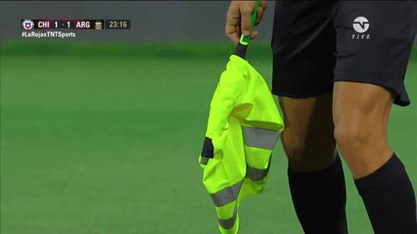 Chile vs. Argentina: Árbitro usó chaleco como banderín