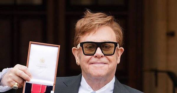La Nación / Elton John da positivo al COVID–19 y pospone dos conciertos
