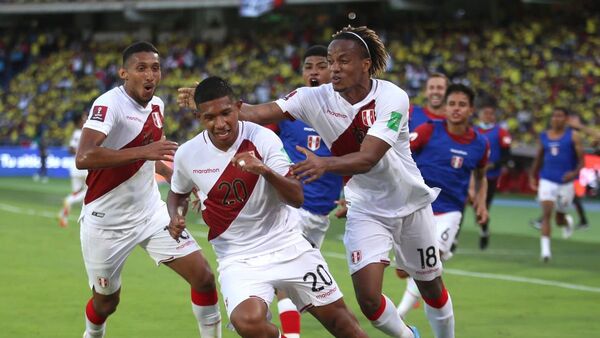 Perú logra un triunfazo en Colombia y sueña en grande