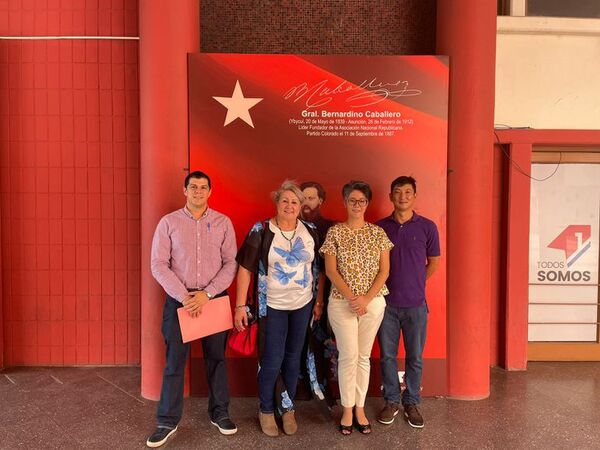 Empresaria Claudia Ruser inscribe movimiento para internas de la ANR - Nacionales - ABC Color