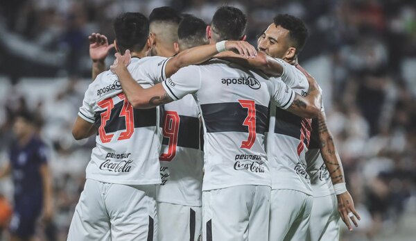 Olimpia derrota a Ameliano en amistoso de exhibición de su nueva camiseta