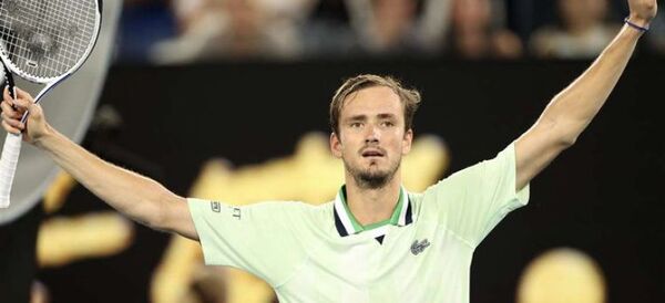 Medvedev derrota a Tsitsipas y se cita con Nadal en final de Abierto de Australia