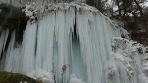 La cascada termal de Toplita, en Rumanía, se ha helado