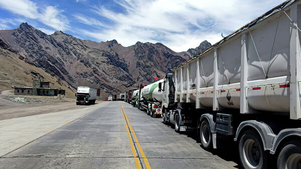 Cancillería gestiona el desplazamiento de camioneros en frontera entre Argentina y Chile - El Independiente