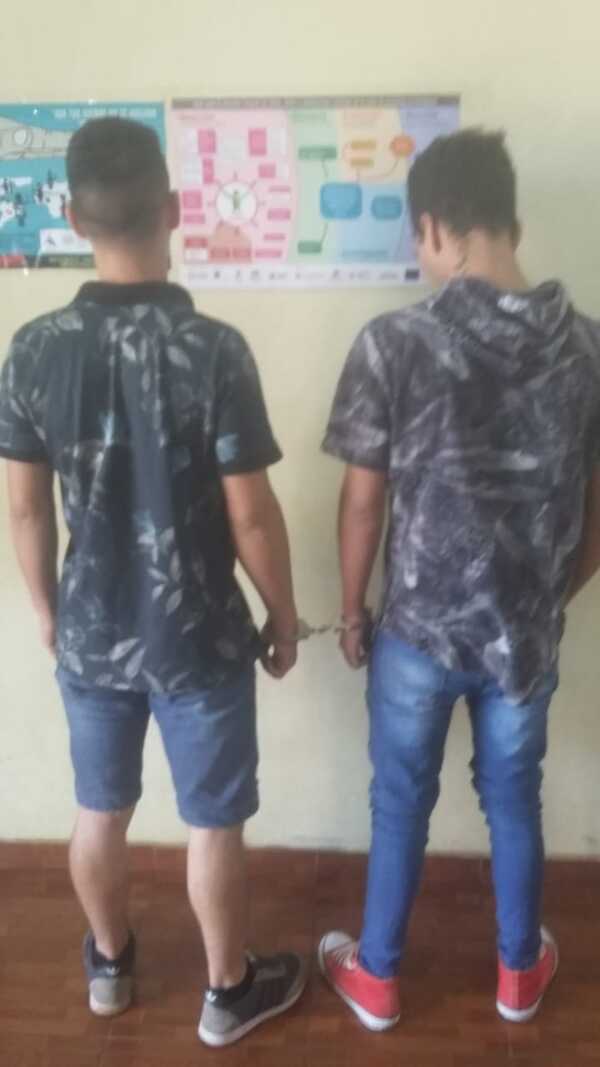 Estaban "ATR" y quedaron detenidos por supuestamente hurtar una mochila