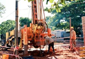 GOBIERNO SUMA A DISTRIBUCIÓN DE AGUA, EL ESTUDIO DE SUELO, PERFORACIÓN DE POZOS E INSTALACIÓN DE EQUIPOS - Itapúa Noticias