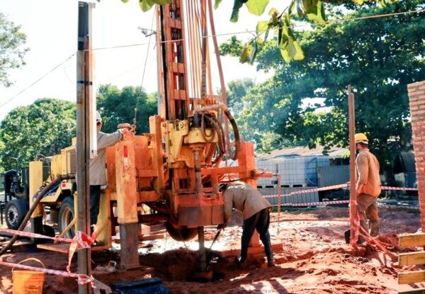 GOBIERNO SUMA A DISTRIBUCIÓN DE AGUA, EL ESTUDIO DE SUELO, PERFORACIÓN DE POZOS E INSTALACIÓN DE EQUIPOS - Itapúa Noticias