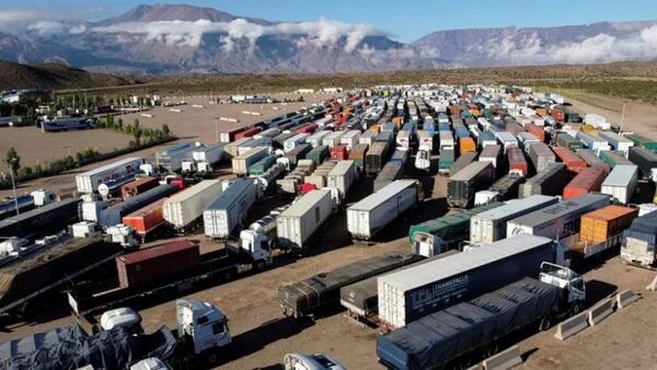 Cancillería gestiona el desplazamiento de camioneros en frontera entre Argentina y Chile