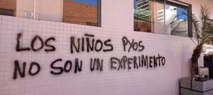 Vandalismo: fanáticos antivacunas atacan sede del diario ABC - Nacionales - ABC Color