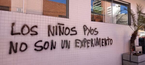 Vandalismo: fanáticos antivacunas atacan sede del diario ABC - Nacionales - ABC Color