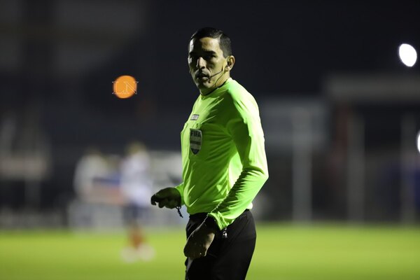 El árbitro Juan López, envuelto en polémica en la final de la Liga de J. Augusto Saldívar