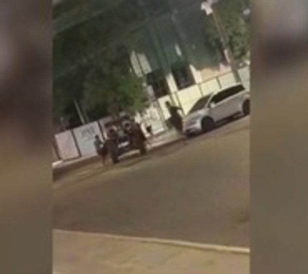 ¡El Colmo! Rapiñan automóvil estacionado frente a Comandancia - Paraguay.com