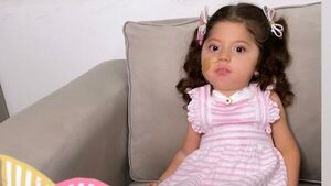 Bianca se sienta sola y va dejando el respirador