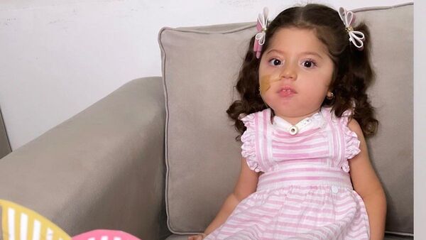Bianca se sienta sola y va dejando el respirador